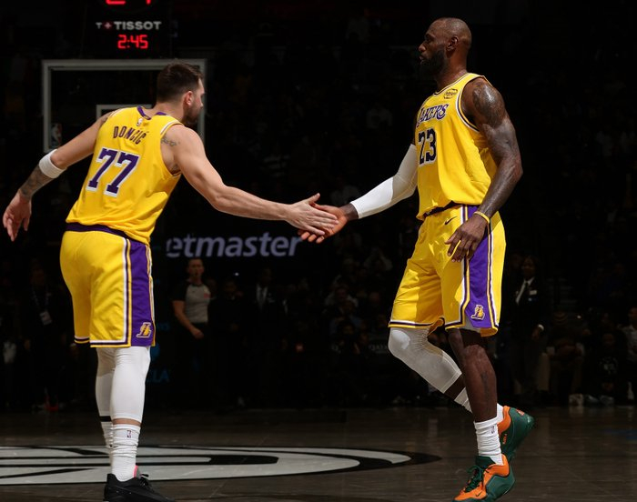 湖人队西部排名争夺战：詹姆斯复出后阵容调整