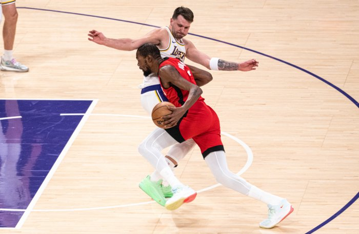 湖人队西部排名争夺战：詹姆斯复出后阵容调整