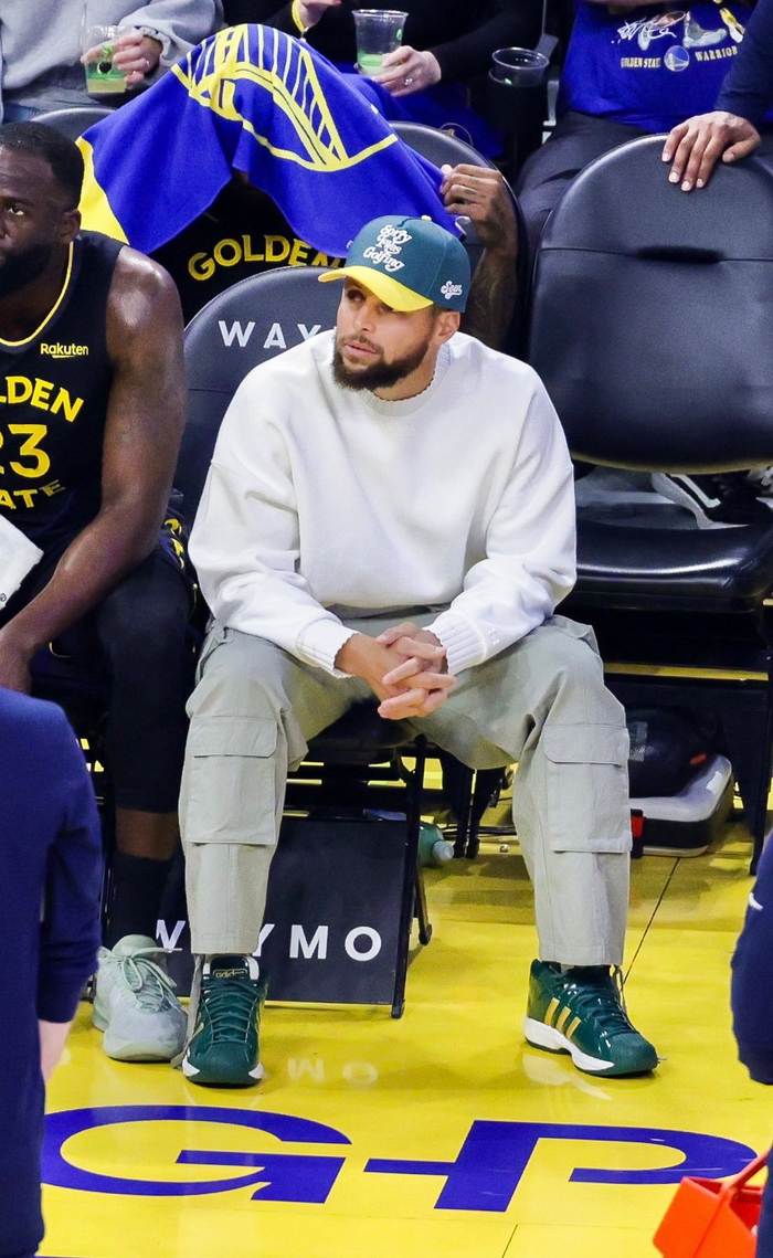 库里身披詹姆斯高中球鞋