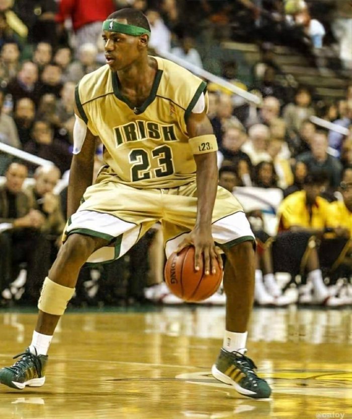 库里身披詹姆斯高中球鞋出战勇士主场迎战骑士