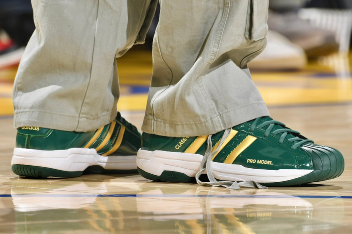 库里身披詹姆斯高中球鞋出战勇士主场迎战骑士